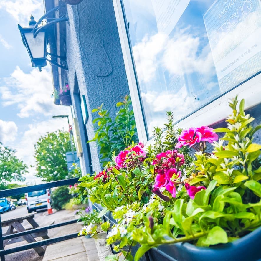 Beer garden at The Anchor under the Heathrow flight path